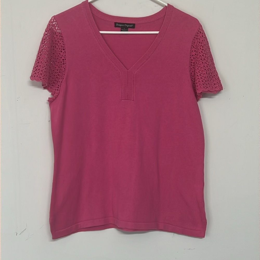 🌞 Designers Originals Barbie pink flutter crochet sleeves v-neck tee women L